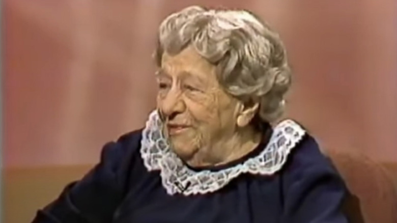 Clara Peller smliing