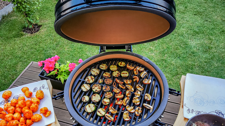 Grilling food on big green egg