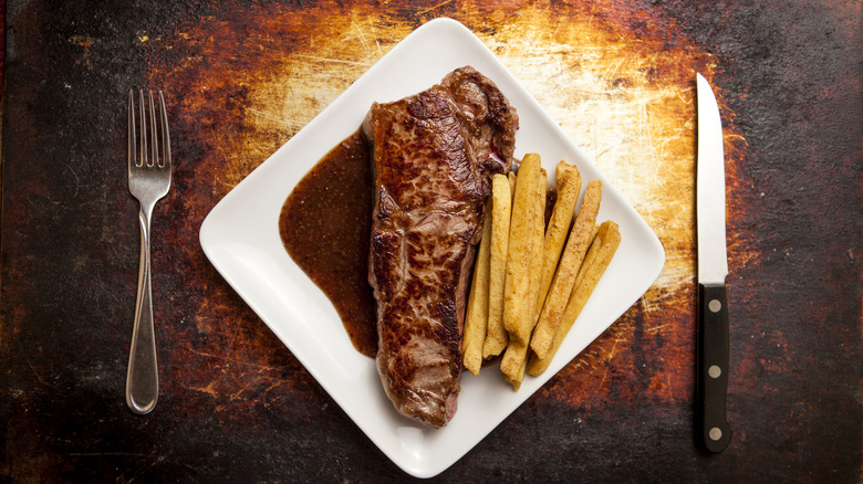 plate of steak frites with sauce