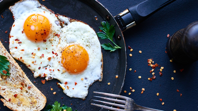 Fried egg in pan