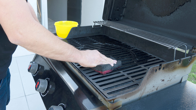 cleaning grill with scrubbing brush