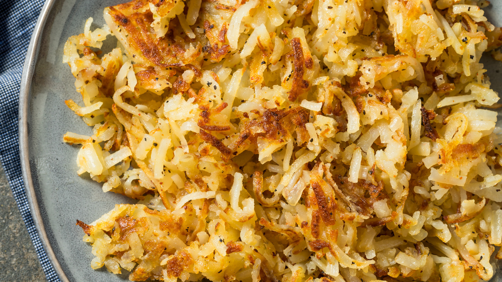 https://www.thedailymeal.com/img/gallery/whats-the-best-way-to-grate-potatoes-for-crispy-hash-browns/l-intro-1697655882.jpg