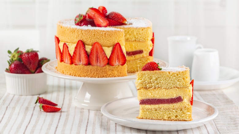 Genoise cake with strawberries