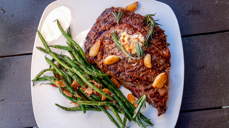 Steak and heracot verts with garlic