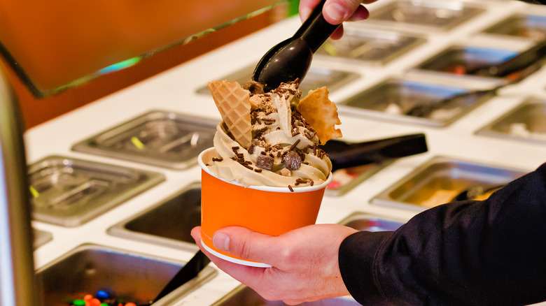 Adding topping to frozen yogurt 