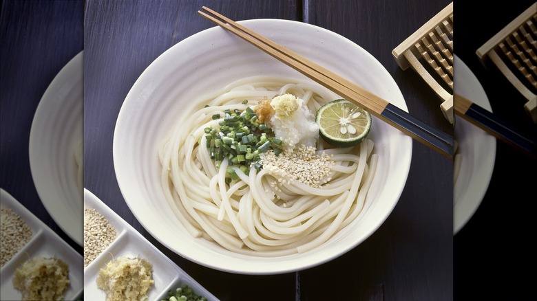Udon noodles with lime and garnish