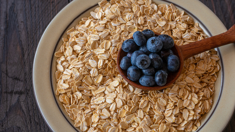 Rolled oats with blueberries 