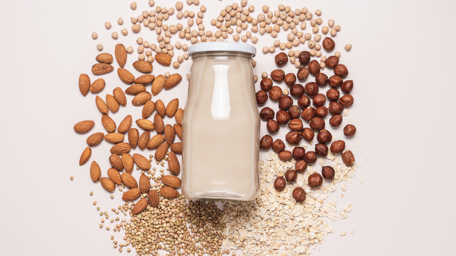 what-s-the-nutritional-difference-between-oat-milk-and-almond-milk