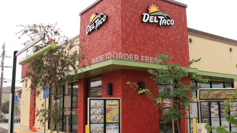 Del Taco storefront daytime