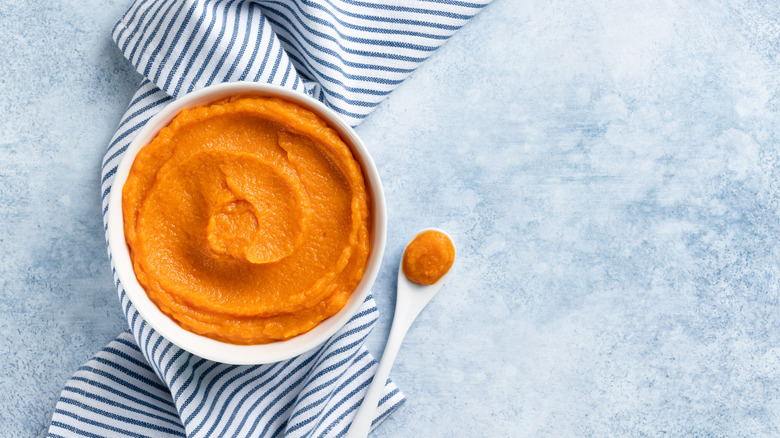 bowl of pumpkin puree