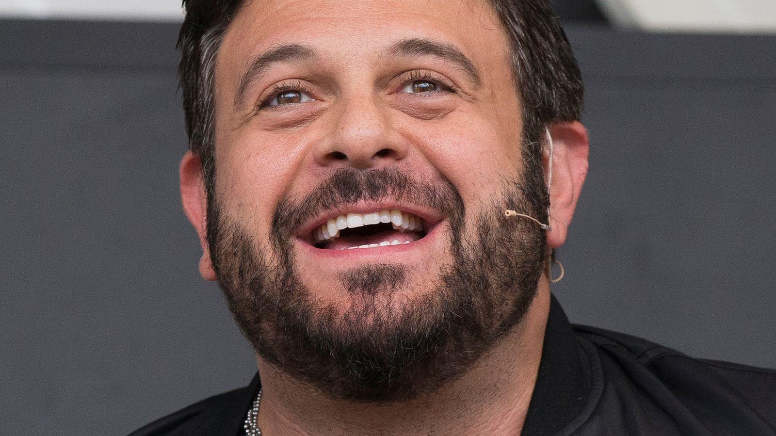 when-you-should-be-adding-oil-to-your-pan-according-to-adam-richman