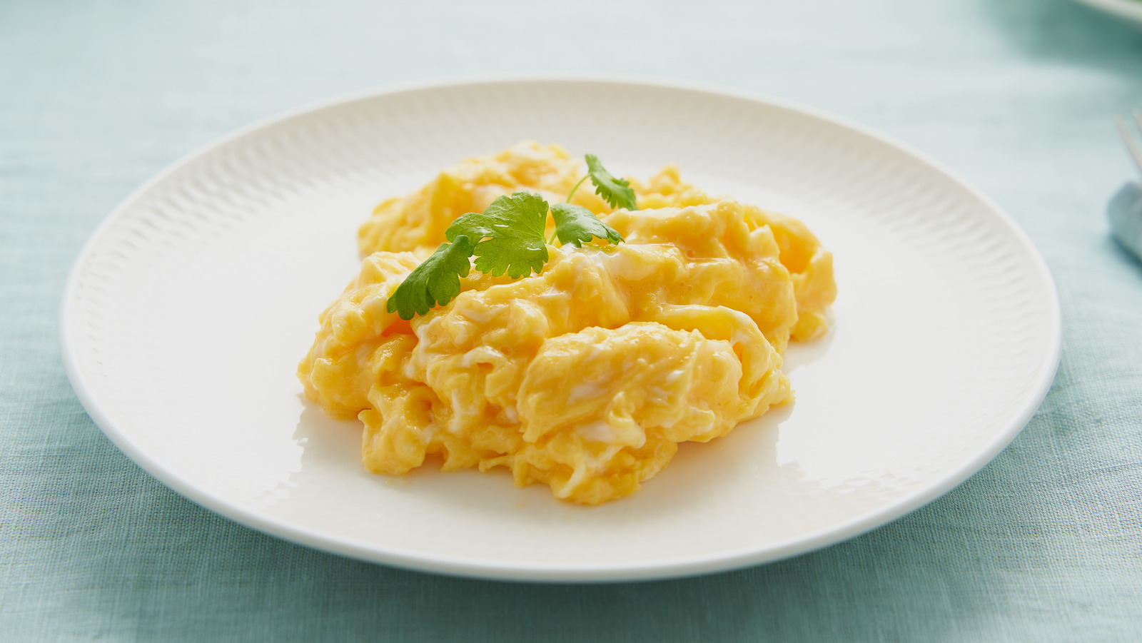 https://www.thedailymeal.com/img/gallery/when-you-should-be-seasoning-scrambled-eggs-for-optimum-flavor/l-intro-1669888381.jpg