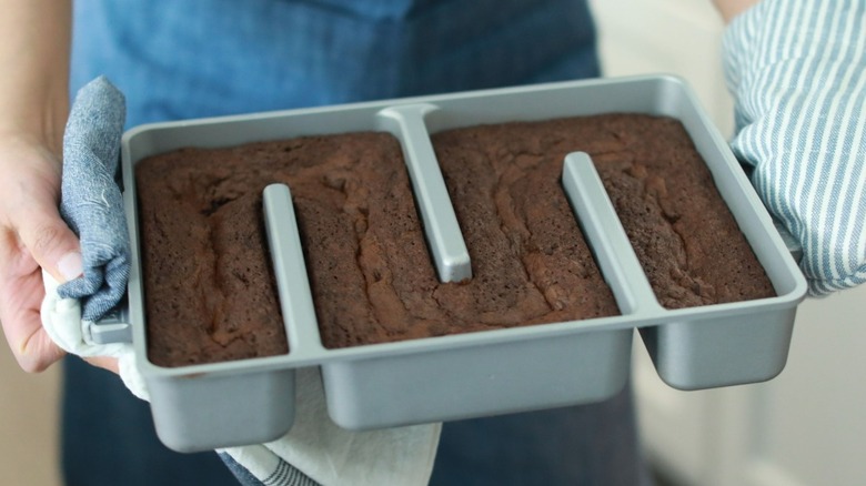 Baker's Edge brownie pan