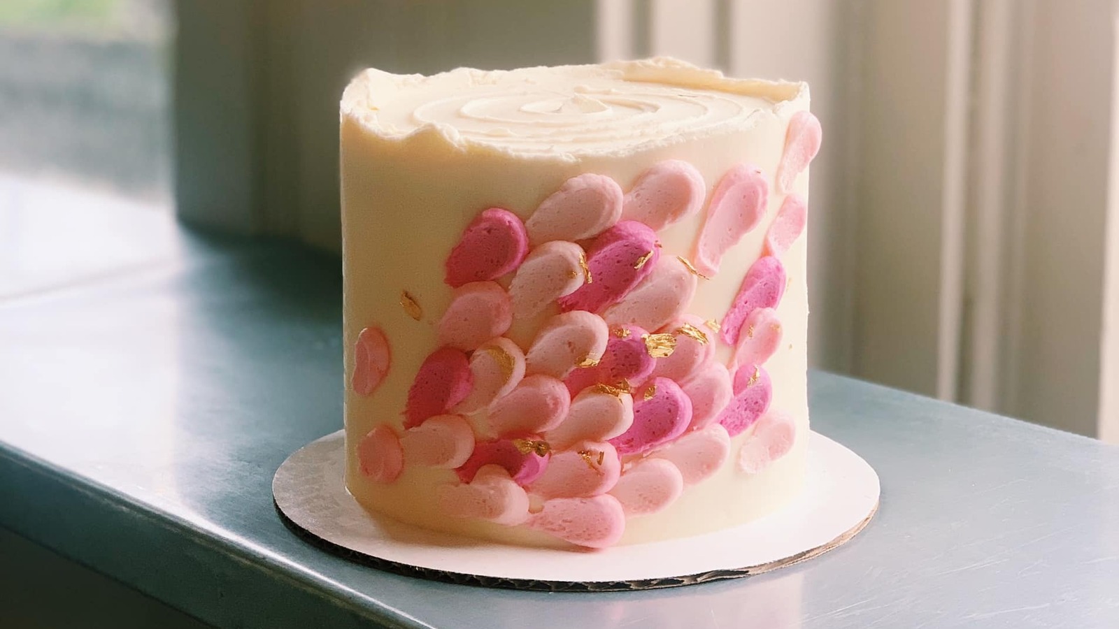 40 Cute Minimalist Cake Designs for Any Celebration : Light Mint Daisy Cake