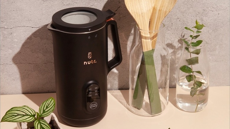 black nutr machine on countertop