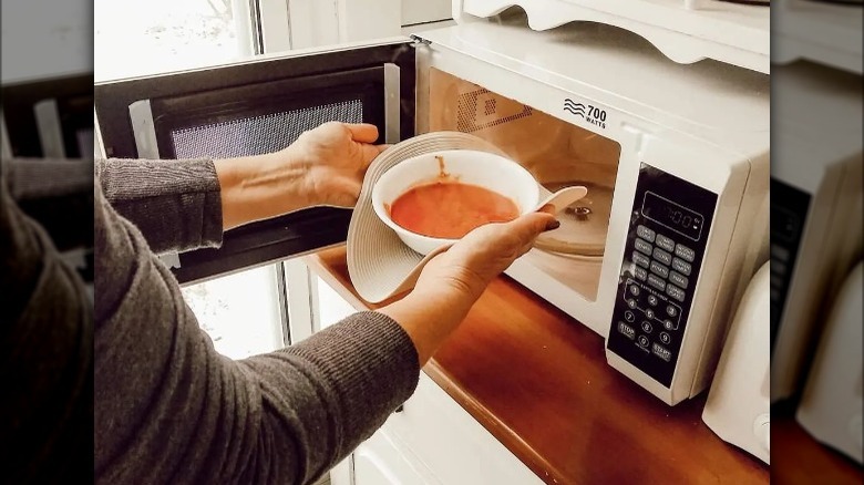 Safe Grabs mat holding microwave bowl 