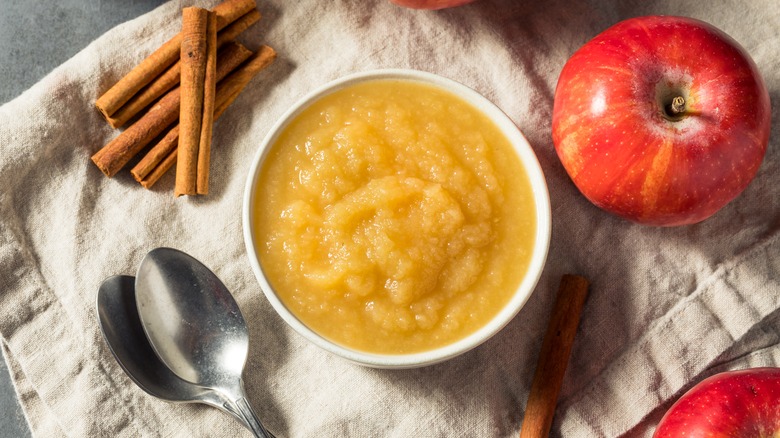 bowl of applesauce