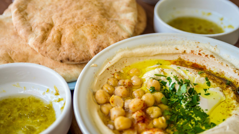 Hummus masabacha with pita bread