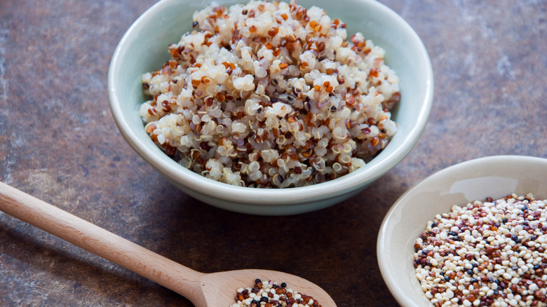 Raw and cooked quinoa seeds