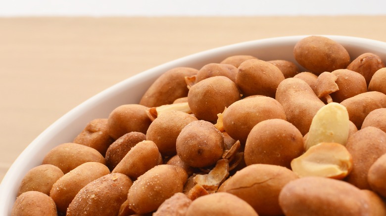 Roasted and shelled peanuts 