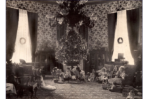 1895: First White House Tree with Christmas Lights