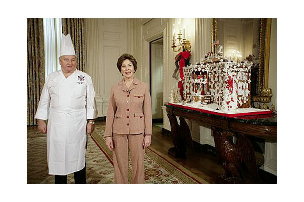 2006: Cookie Trees and Present-Shaped Cakes Grace the Holiday Menu  