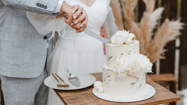 cutting wedding cake