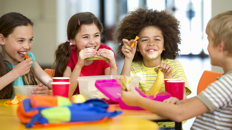 children eating lunch together