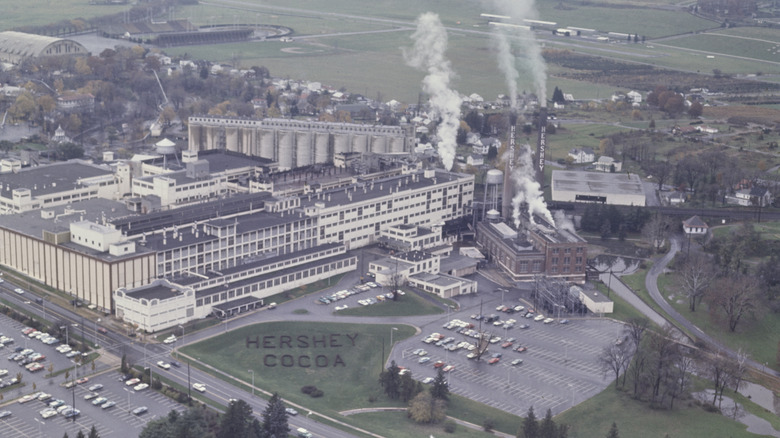 outside view of Hershey's factory