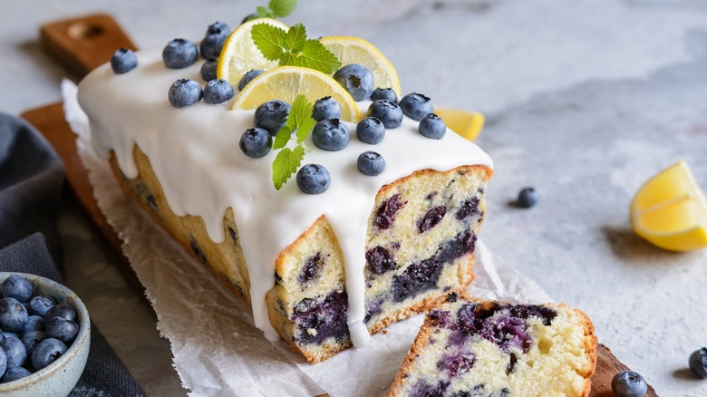 Iced pound cake 