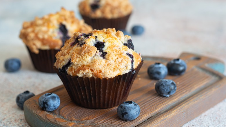 blueberry muffins with crumble topping