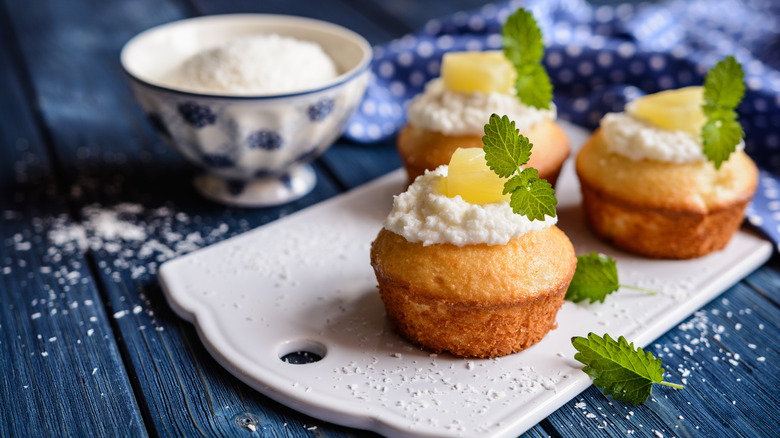 Muffins with yoghurt topping