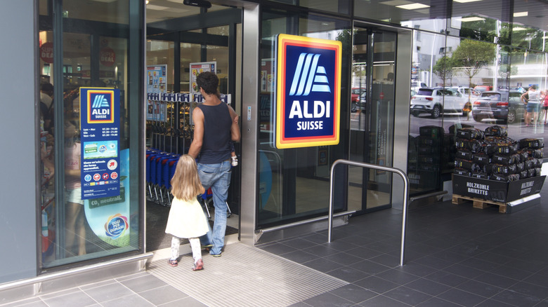 mother and children entering Aldi