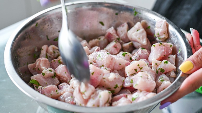 Marinating ceviche