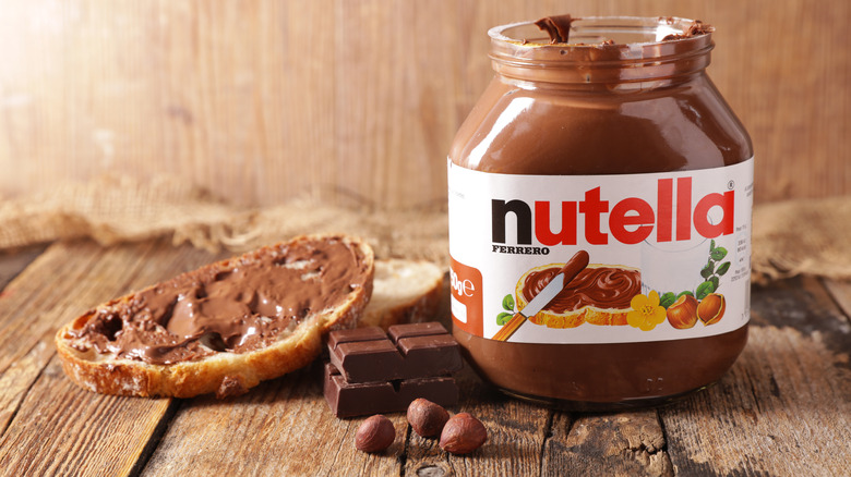 jar of nutella with chocolate hazelnuts and bread