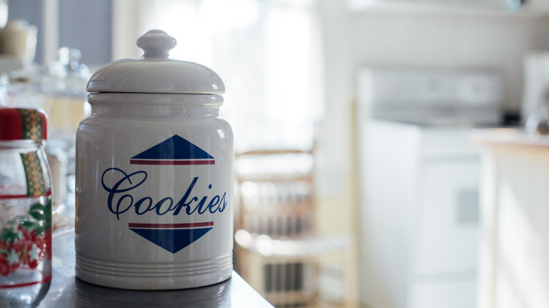 https://www.thedailymeal.com/img/gallery/why-cookie-jars-are-such-a-special-tradition-in-america/intro-1680194423.jpg
