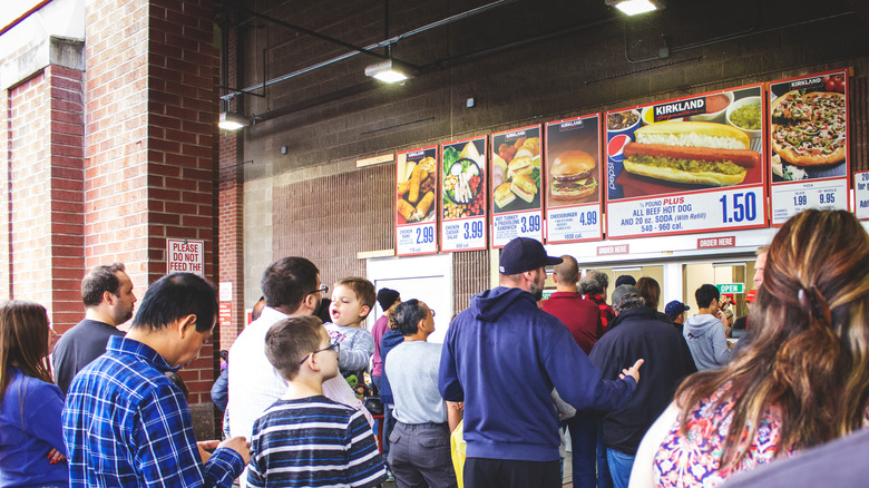 Costco shoppers lining up for Costco restaurant food