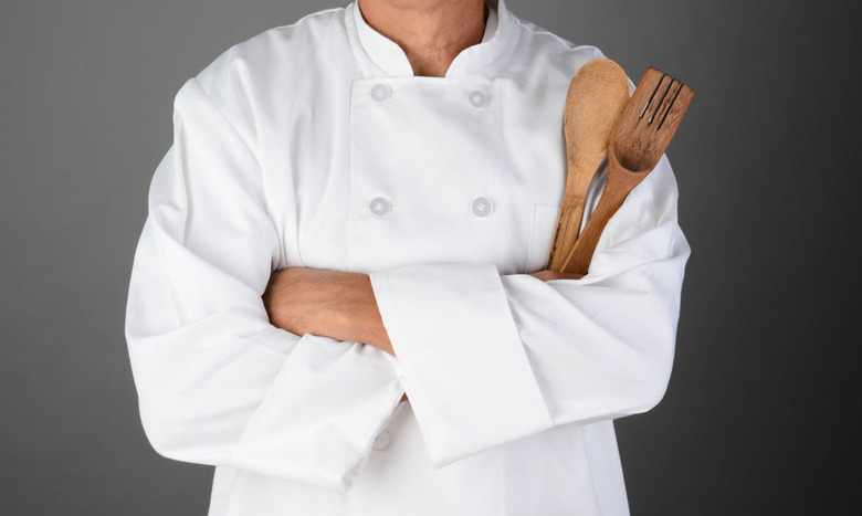 https://www.thedailymeal.com/img/gallery/why-do-chefs-wear-white/chefswhites_crop.jpg