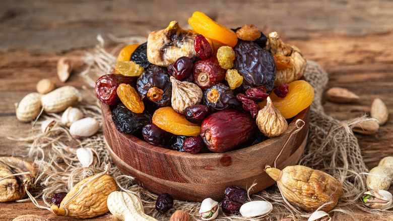 dried fruit and nut mix