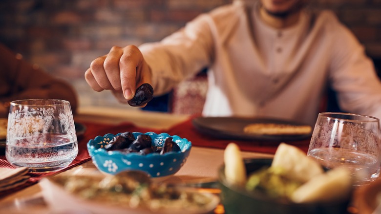 a man breaks fast by eating dates