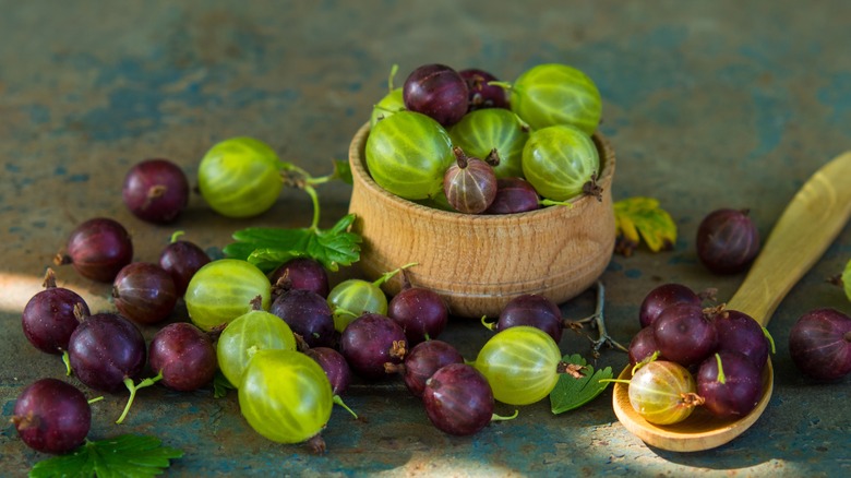 Assorted gooseberries in a bowl