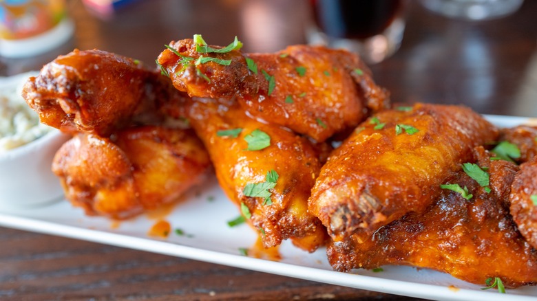 plate of buffalo wings