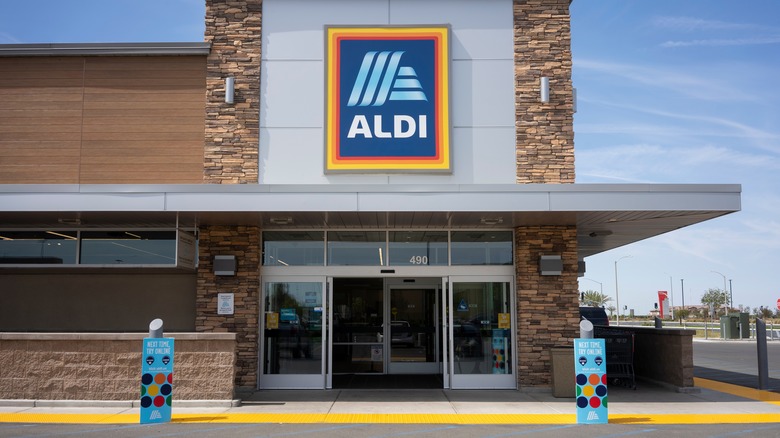 The outside of an Aldi