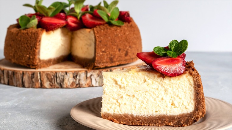 Cheesecake with graham cracker crust 