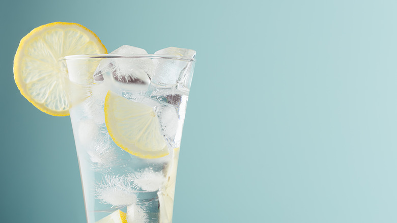 Iced lemon water 