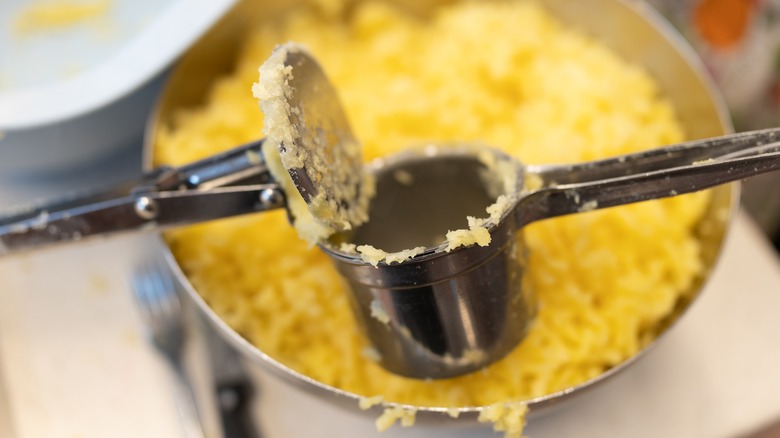 mashed potatoes with potato ricer