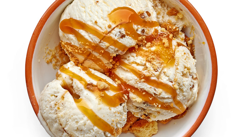 ice cream with maple syrup 