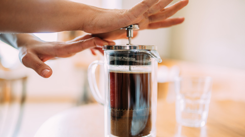 Hand plunging French press