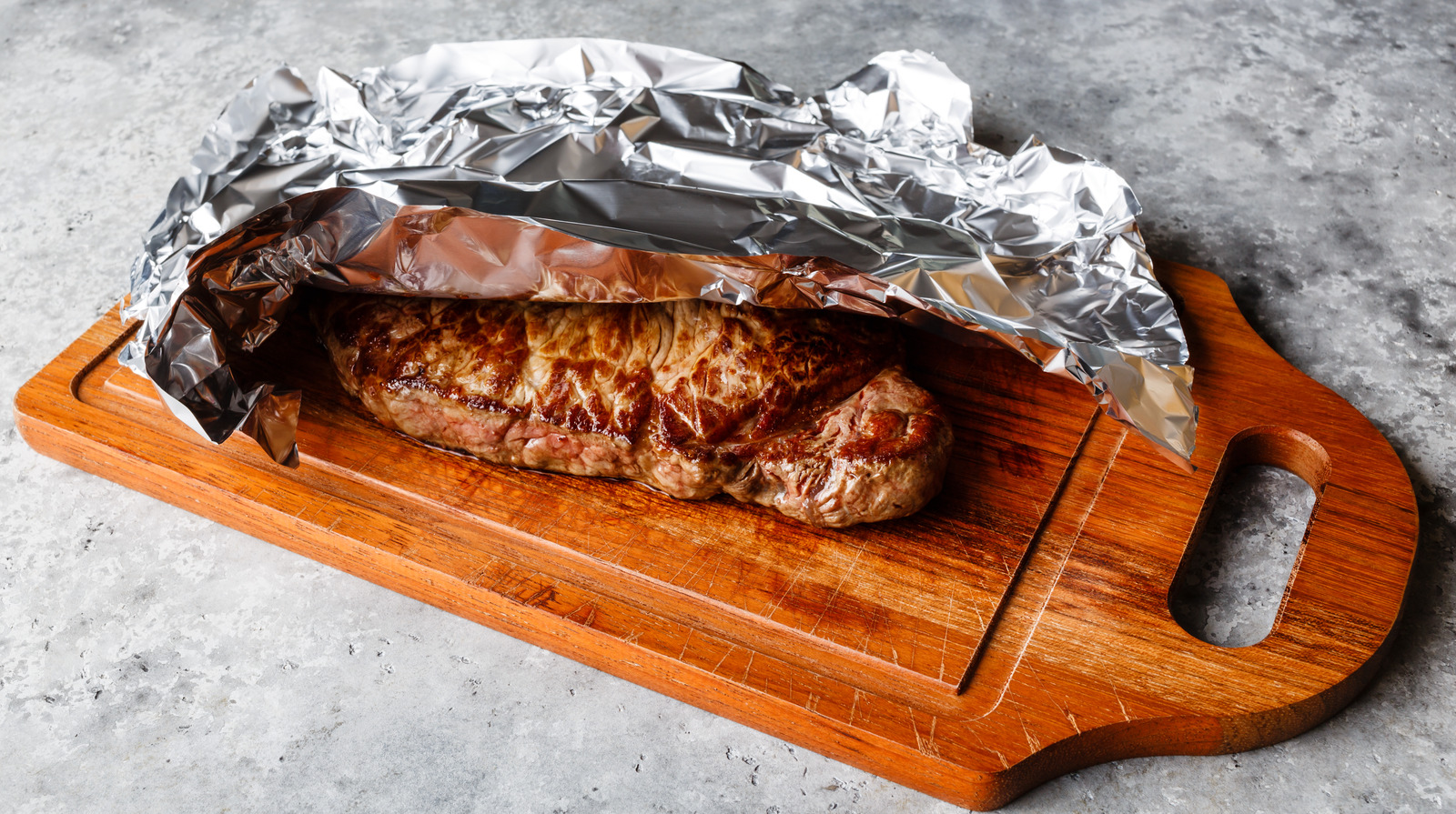https://www.thedailymeal.com/img/gallery/why-you-might-want-to-think-twice-before-resting-meat-under-foil/l-intro-1692765682.jpg