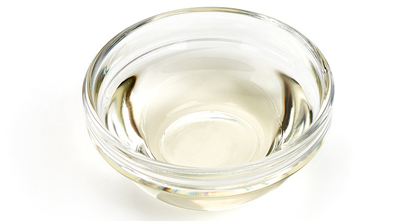 white vinegar in bowl